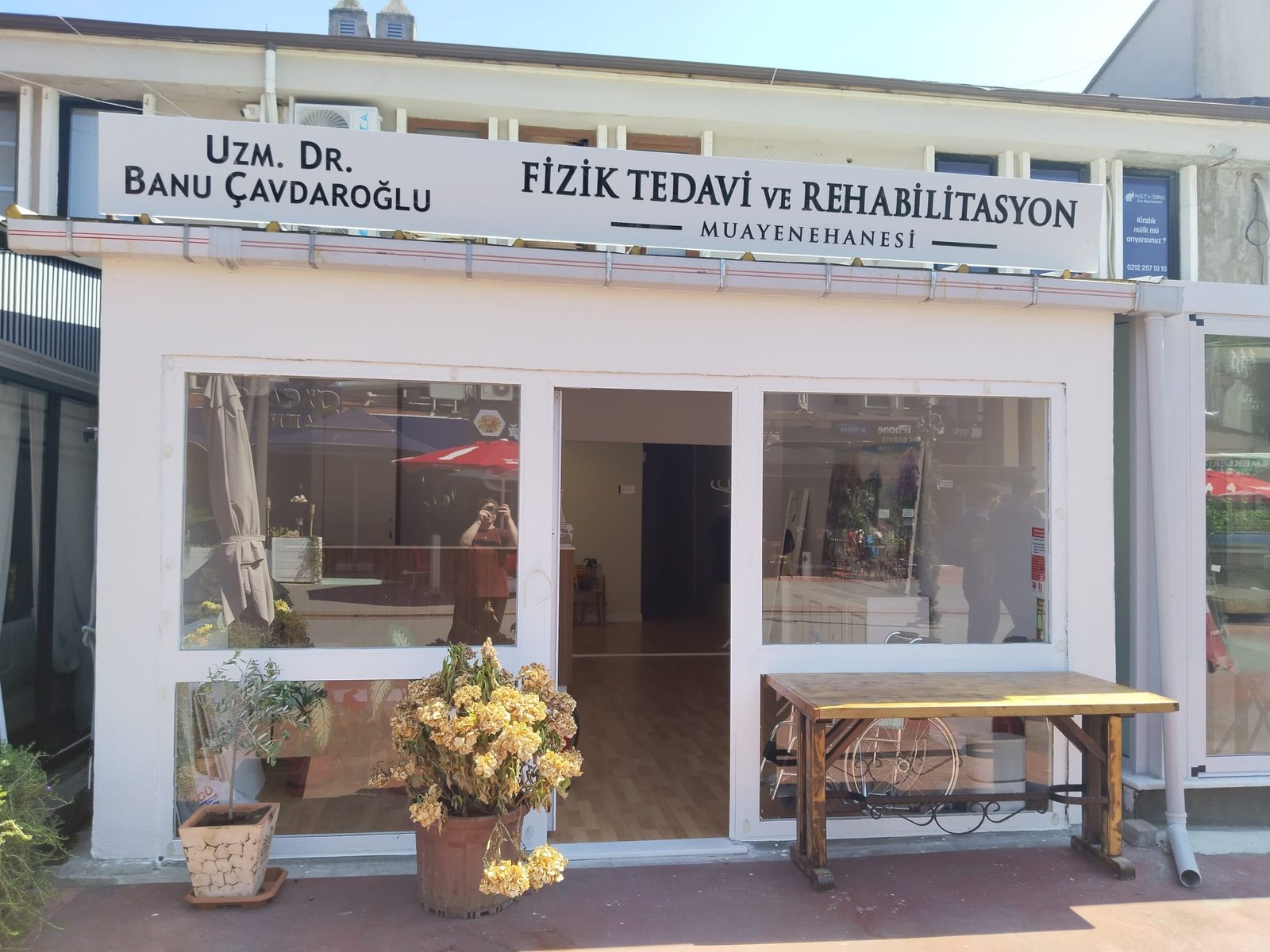 Muayenehane dış cephesi ve giriş, Zekeriyaköy 4. Cadde